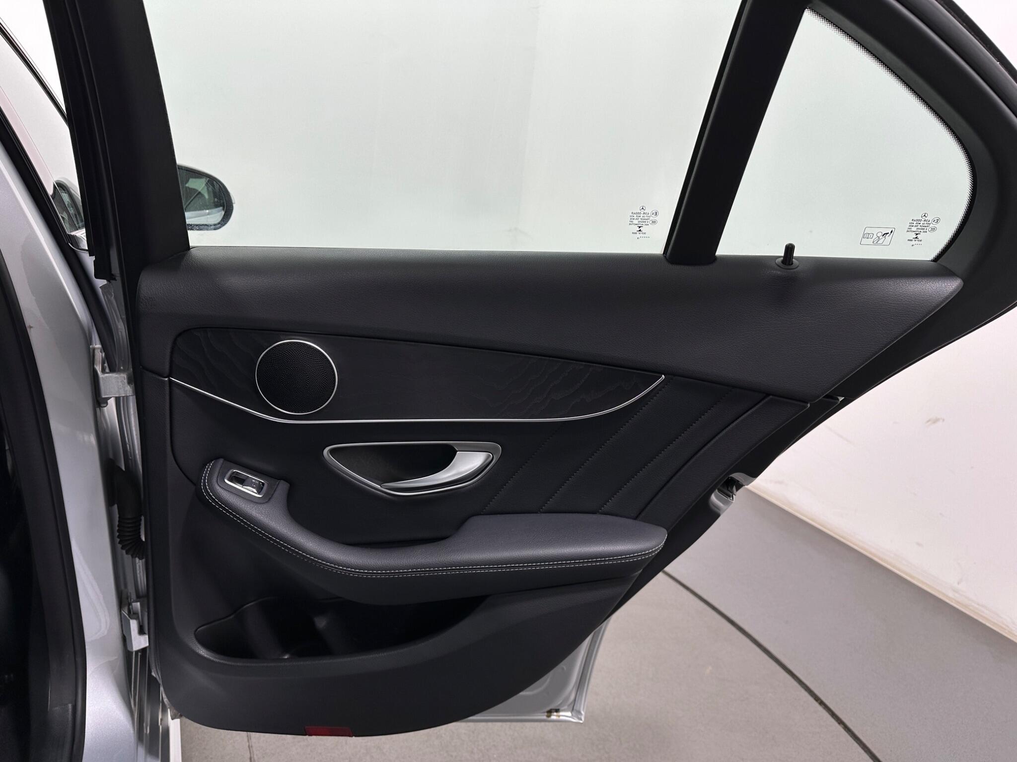 Mercedes-Benz C-Class view 44