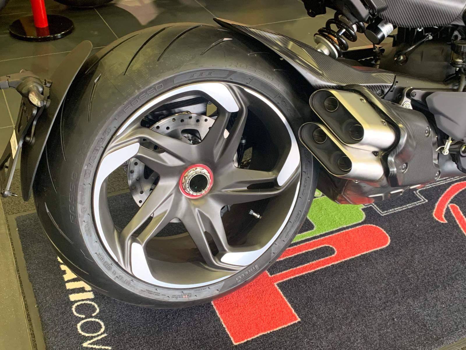 Ducati Diavel V4 view 5
