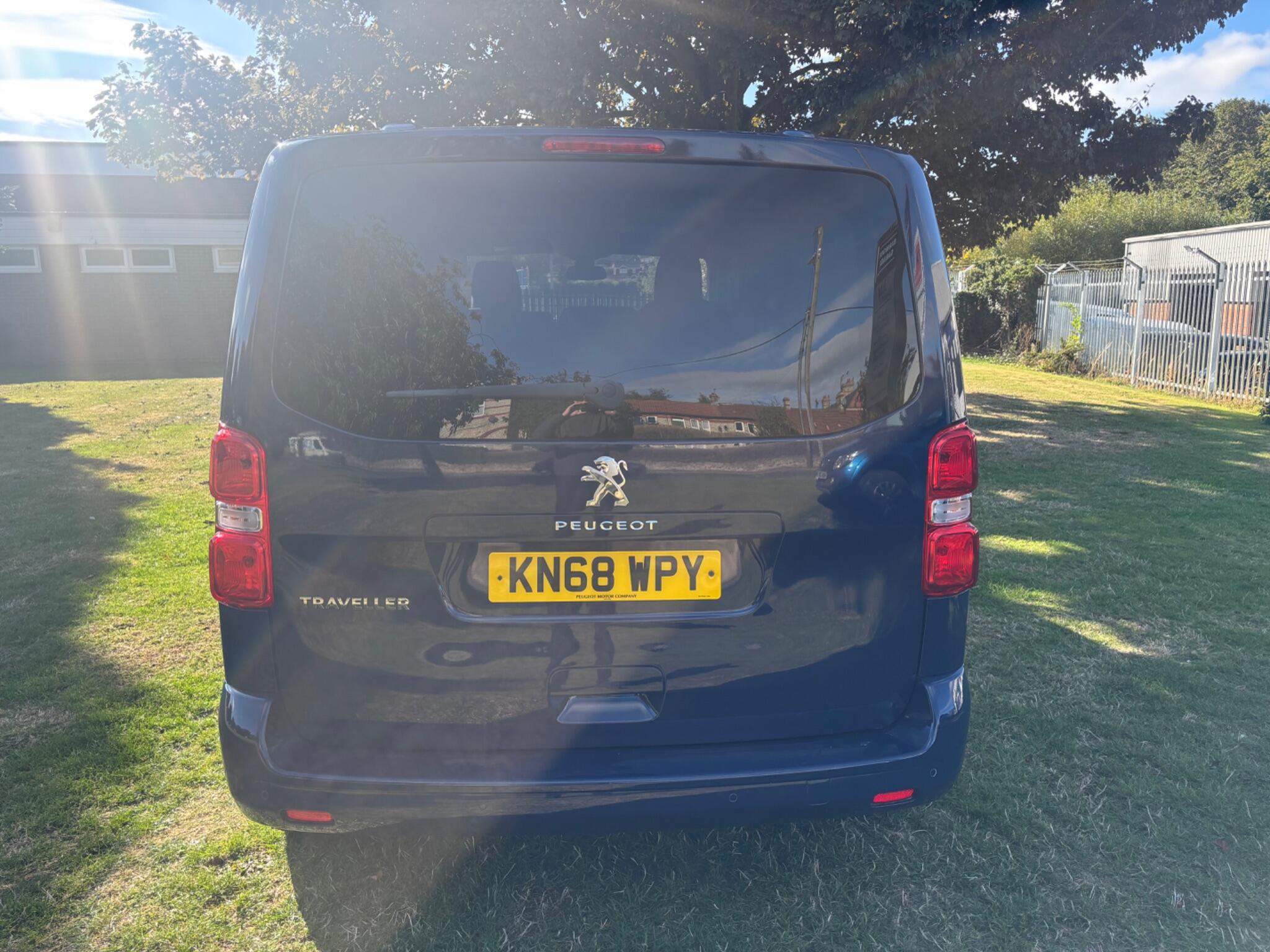 Peugeot Traveller view 6