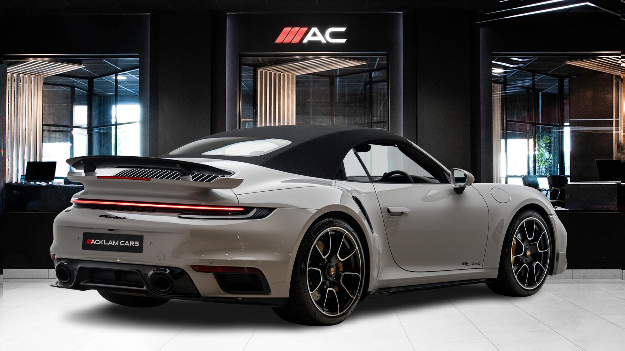 Porsche 911 view 6