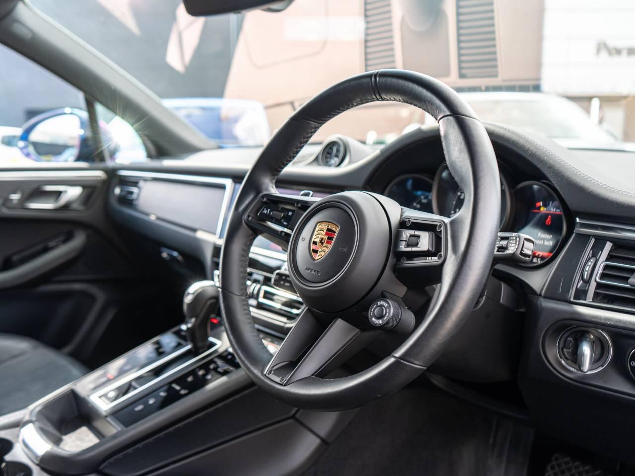 Porsche Macan view 4