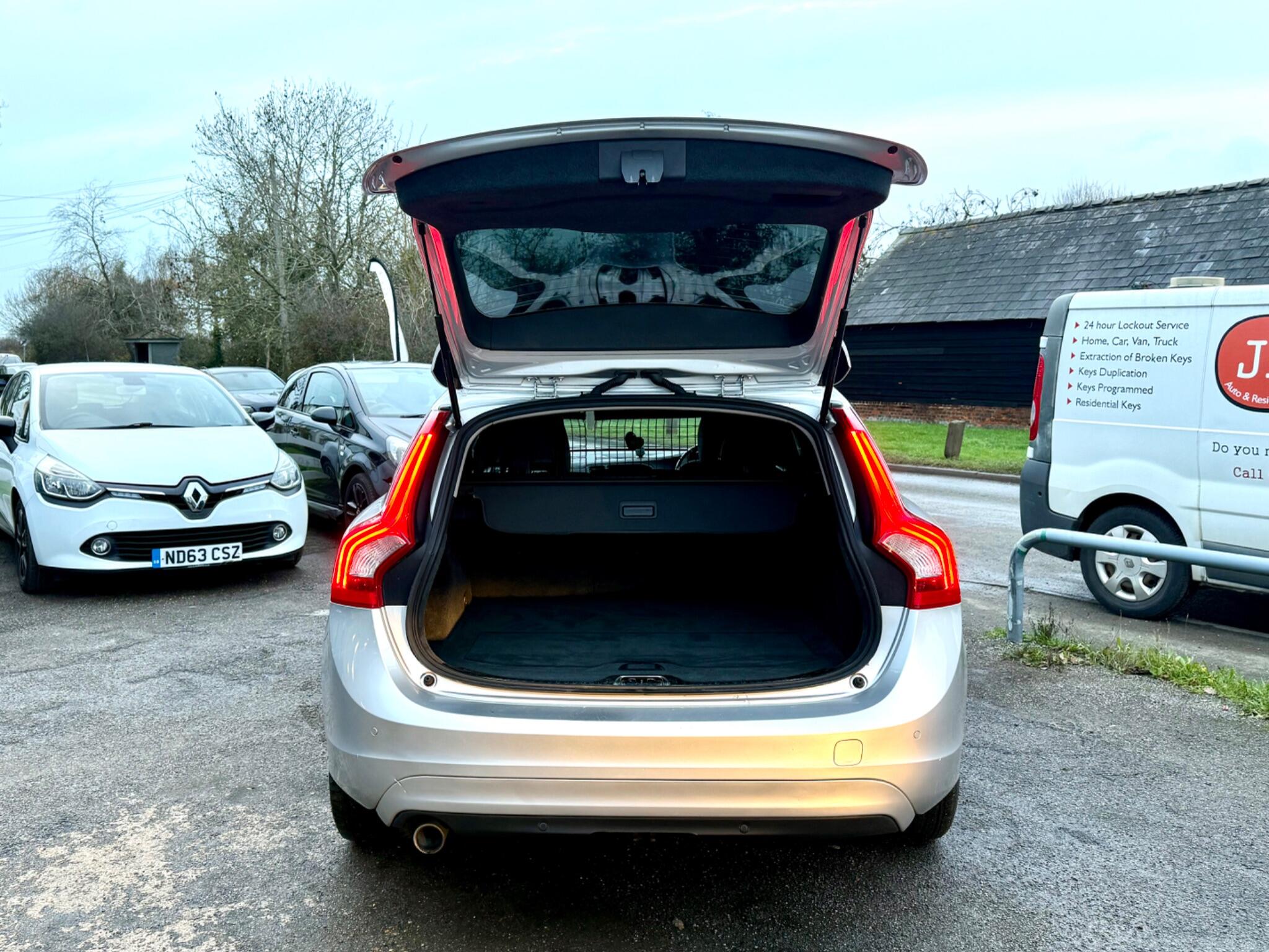 2014 Volvo V60 2.0 D3 SE Lux Nav Geartronic Euro 5 (s/s) 5dr • 81,071 miles image 7