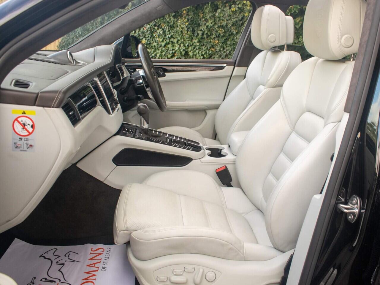 Porsche Macan view 4