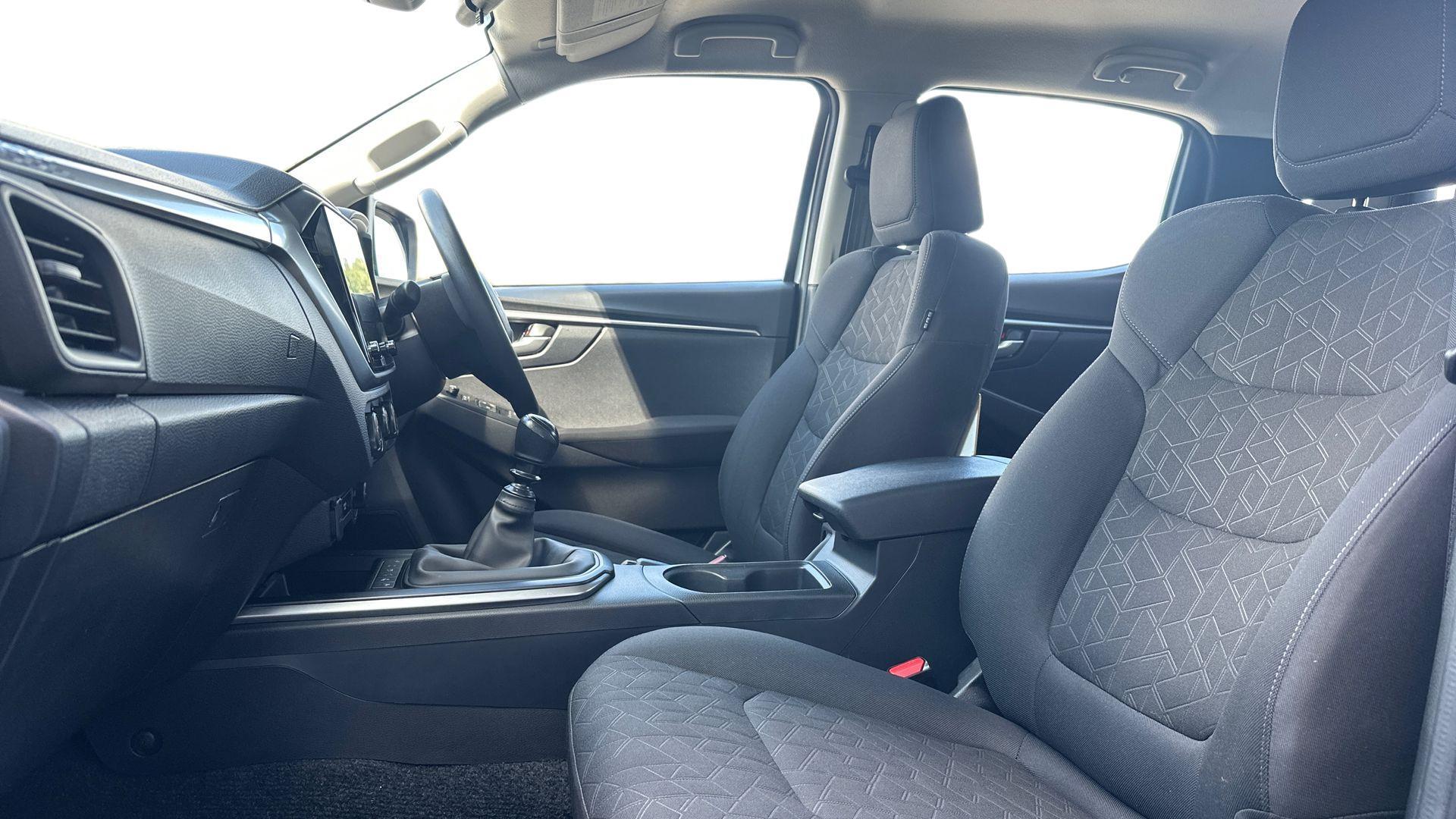 Isuzu D-Max view 3