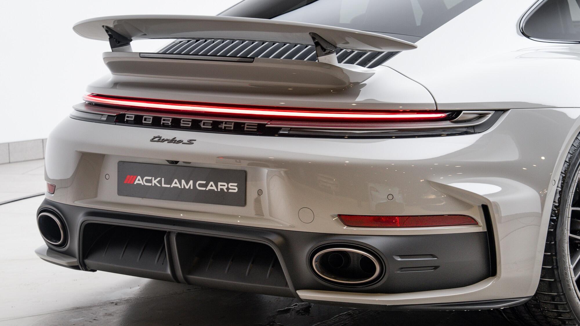 Porsche 911 view 7