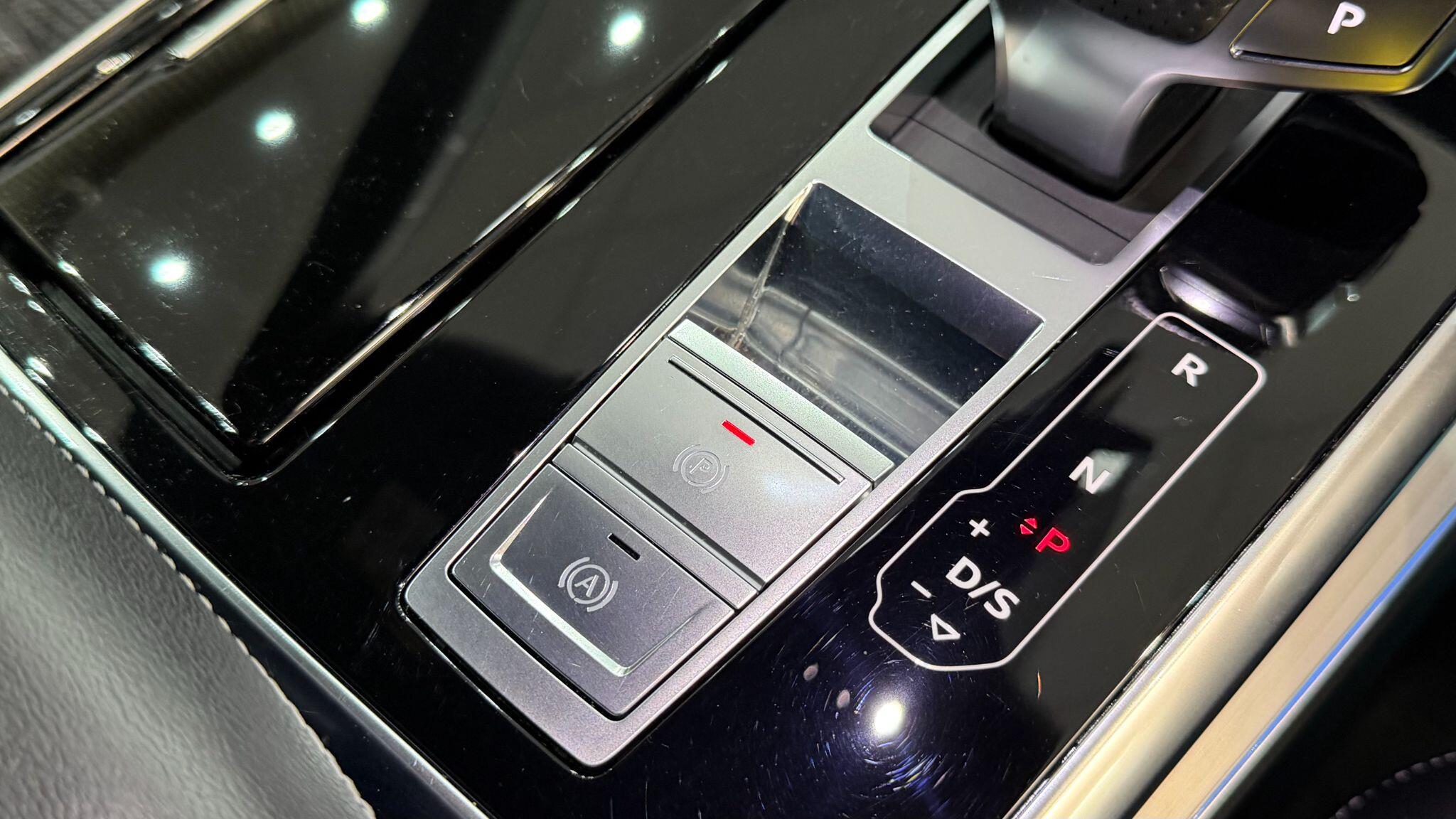 Audi Q8 view 30