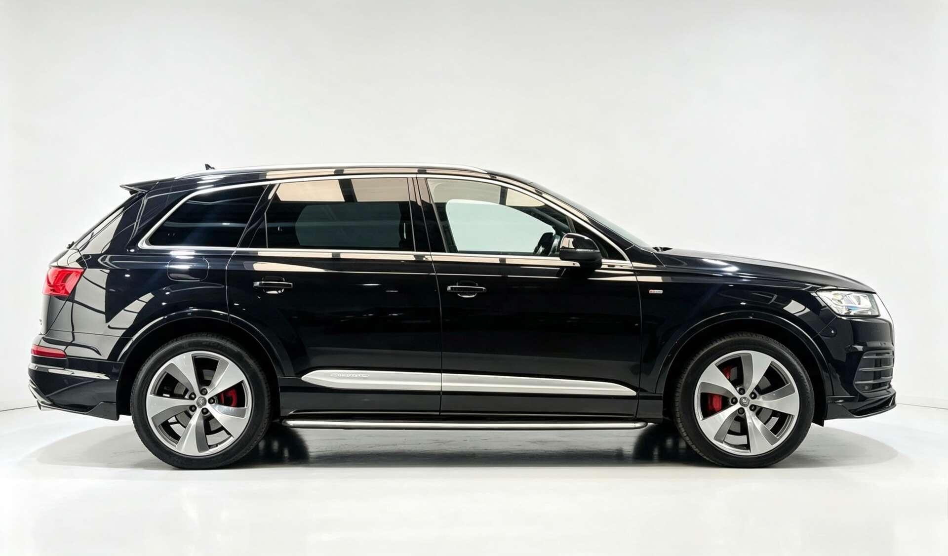 Audi Q7 view 12