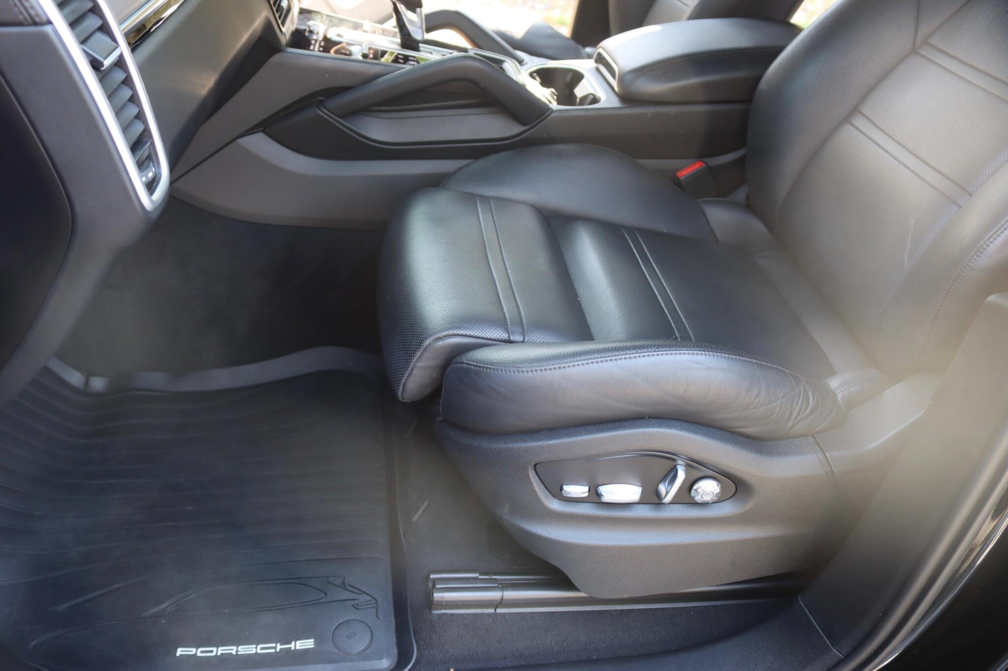 Porsche Cayenne view 31