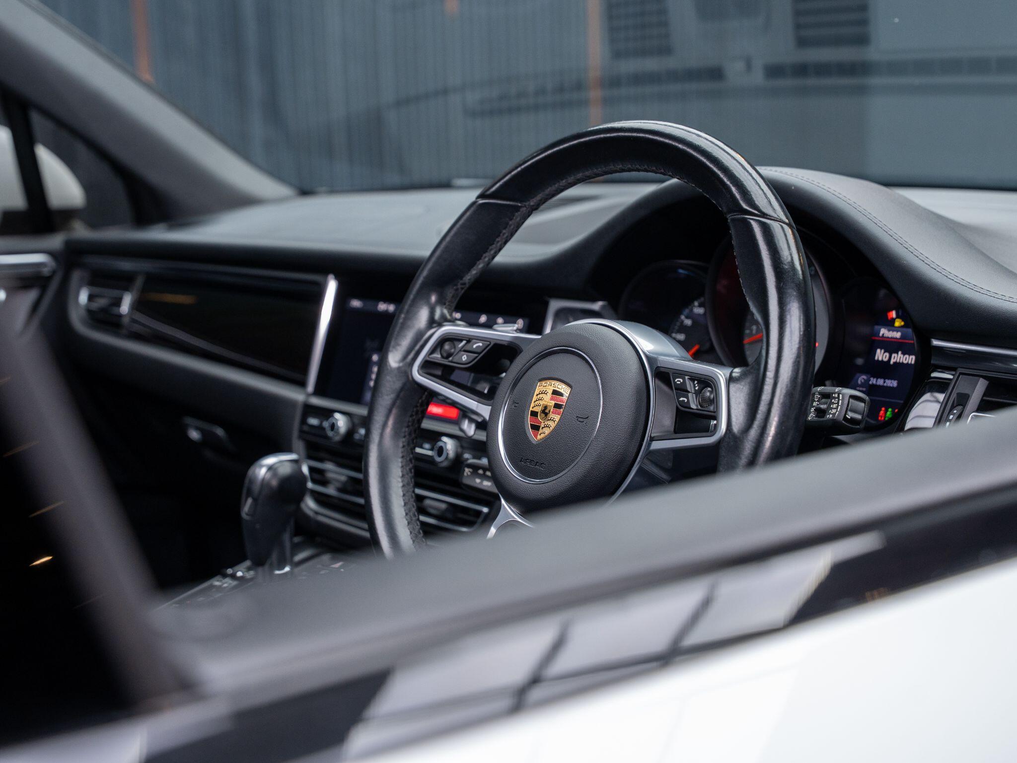Porsche Macan view 35