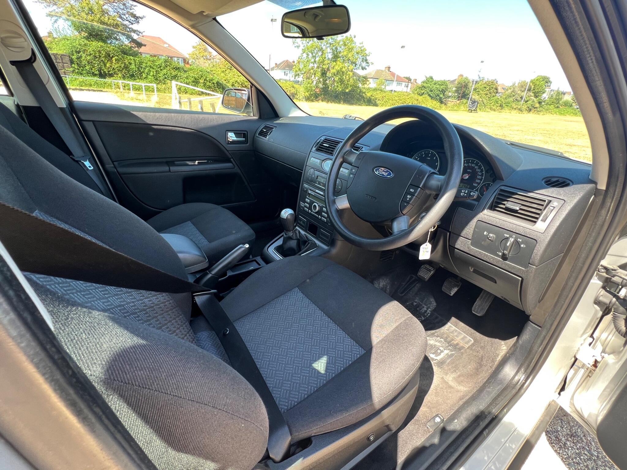 Ford Mondeo view 11