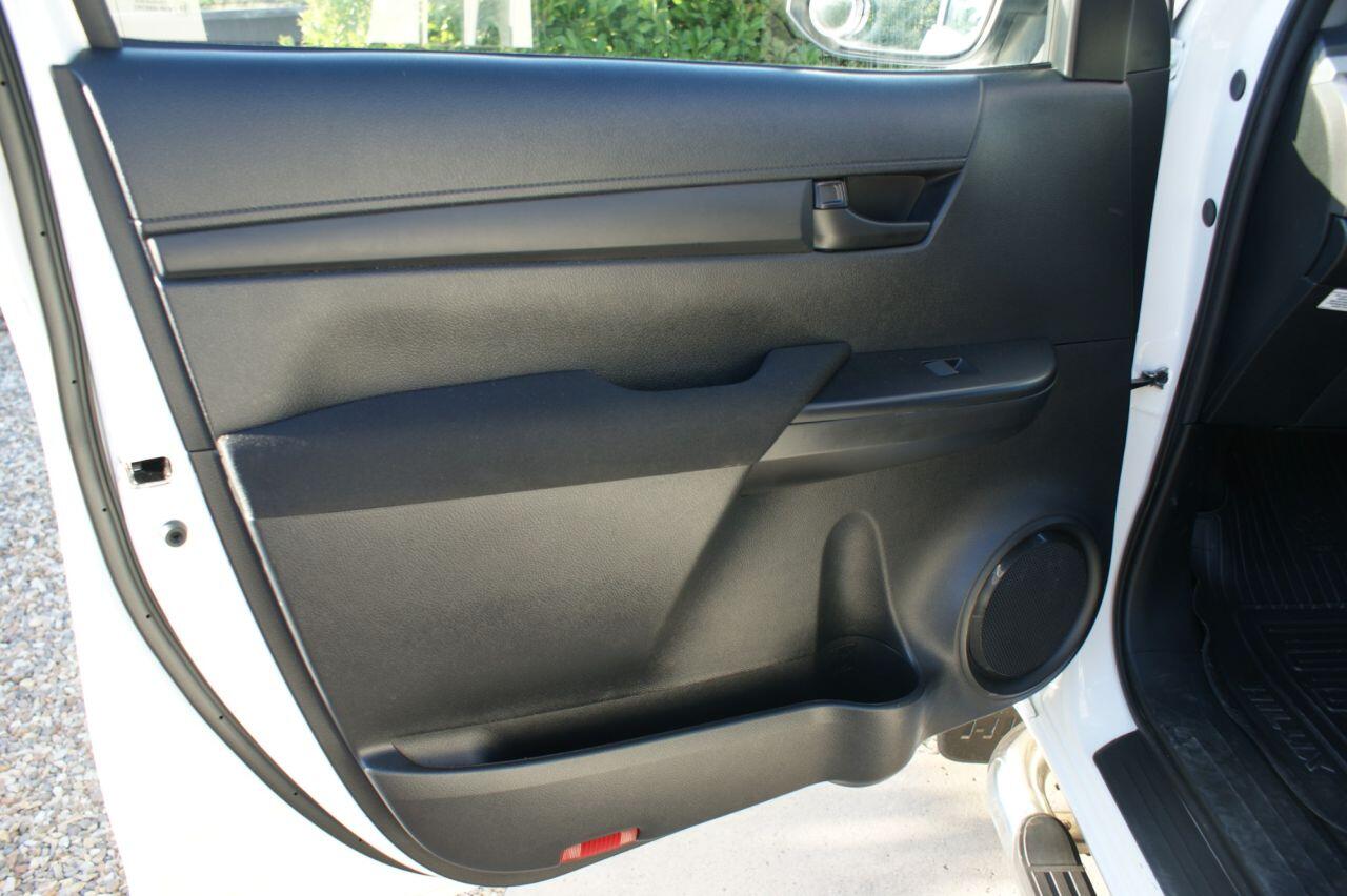 Toyota Hilux view 24