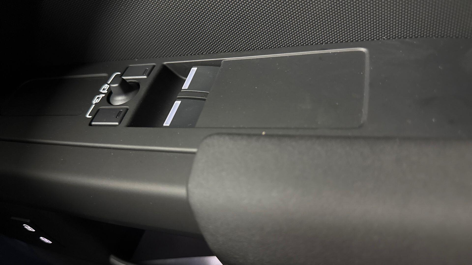 Land Rover Defender view 22