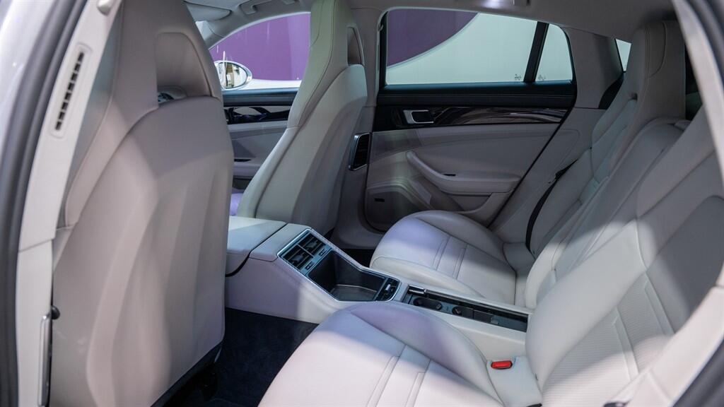 Porsche Panamera view 36