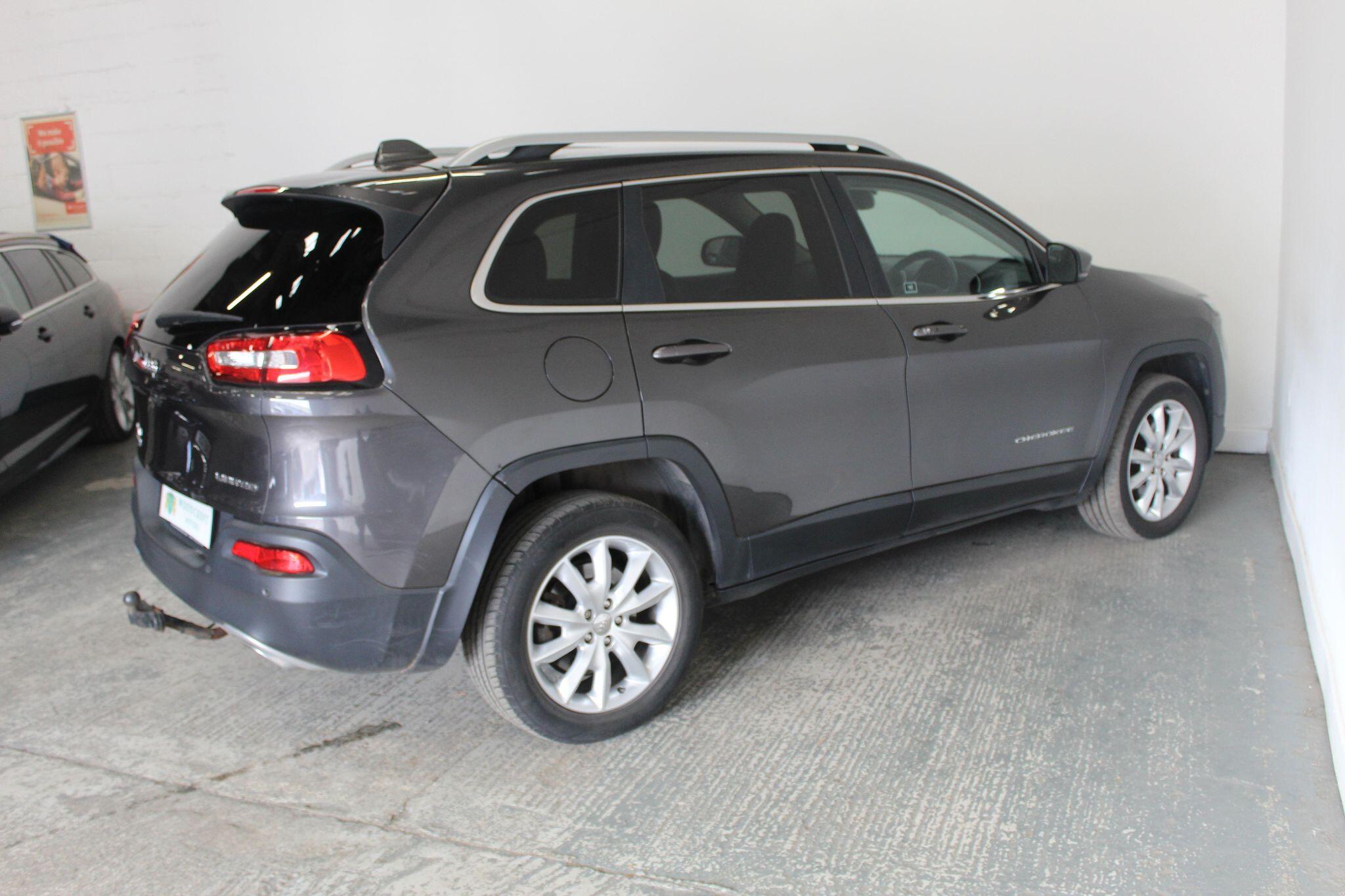 Jeep Cherokee view 11