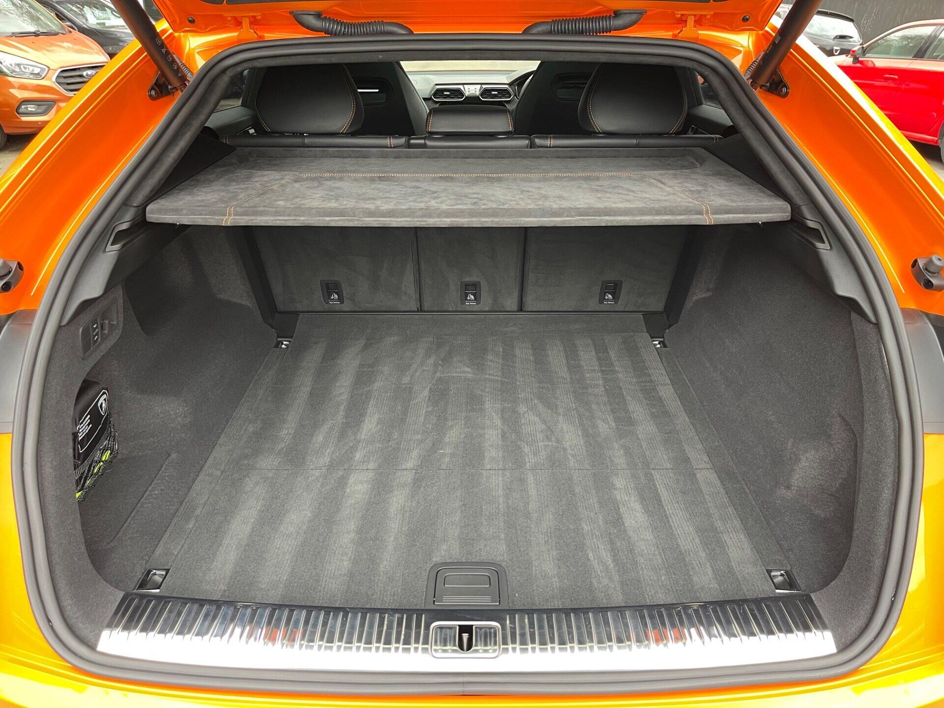 Lamborghini Urus view 73