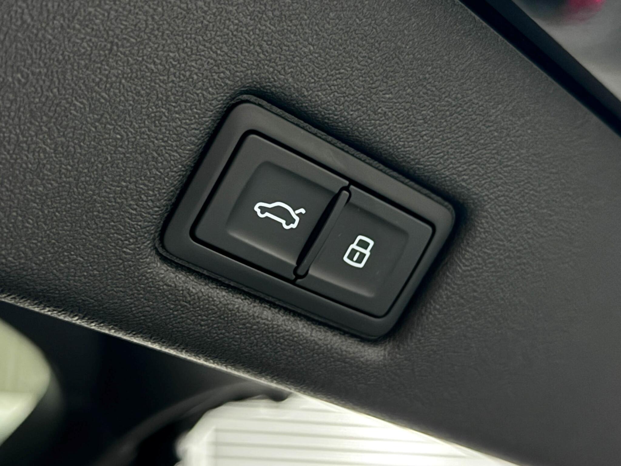 Audi Q5 view 8