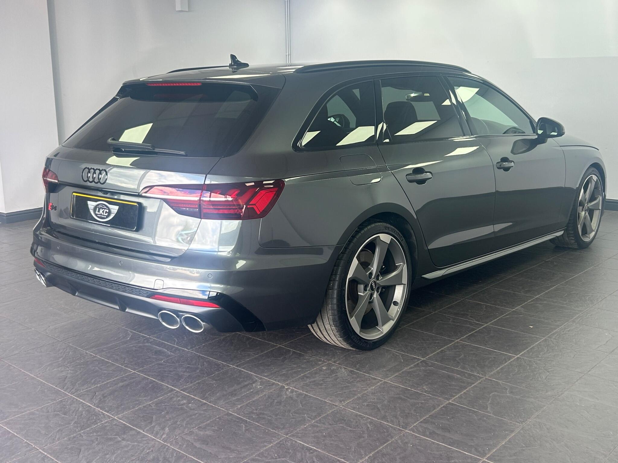 Audi S4 view 9