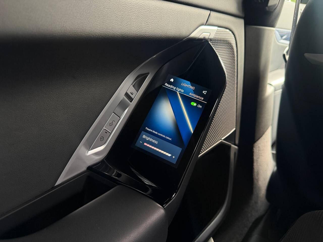BMW 7 Series view 32