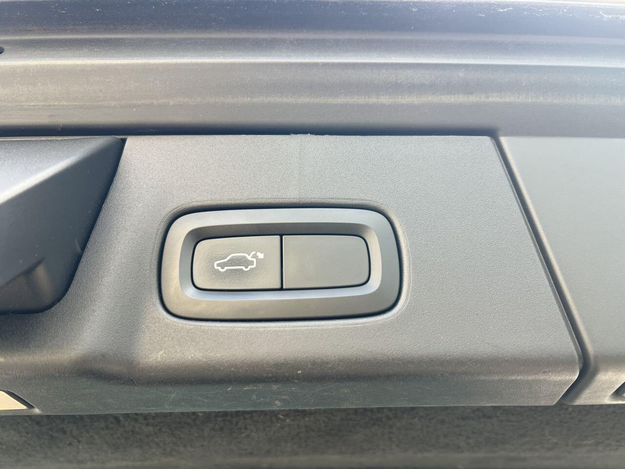 Volvo V90 Cross Country view 10