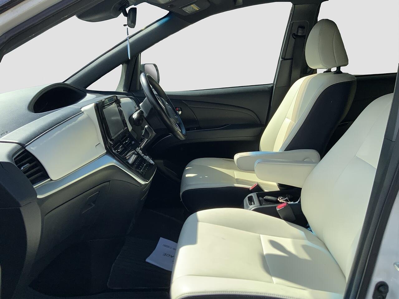 Toyota Estima view 14