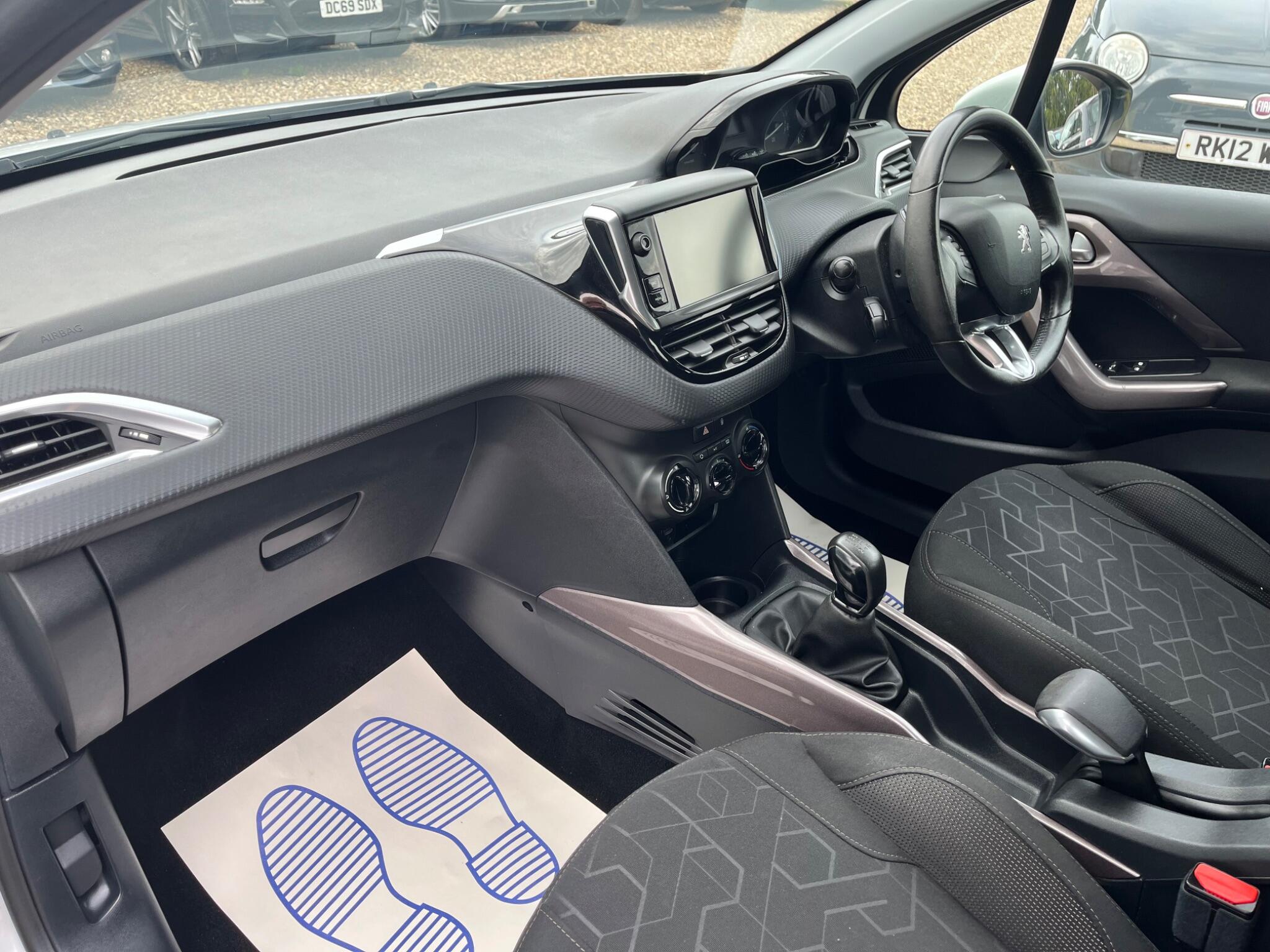 Peugeot 2008 view 11