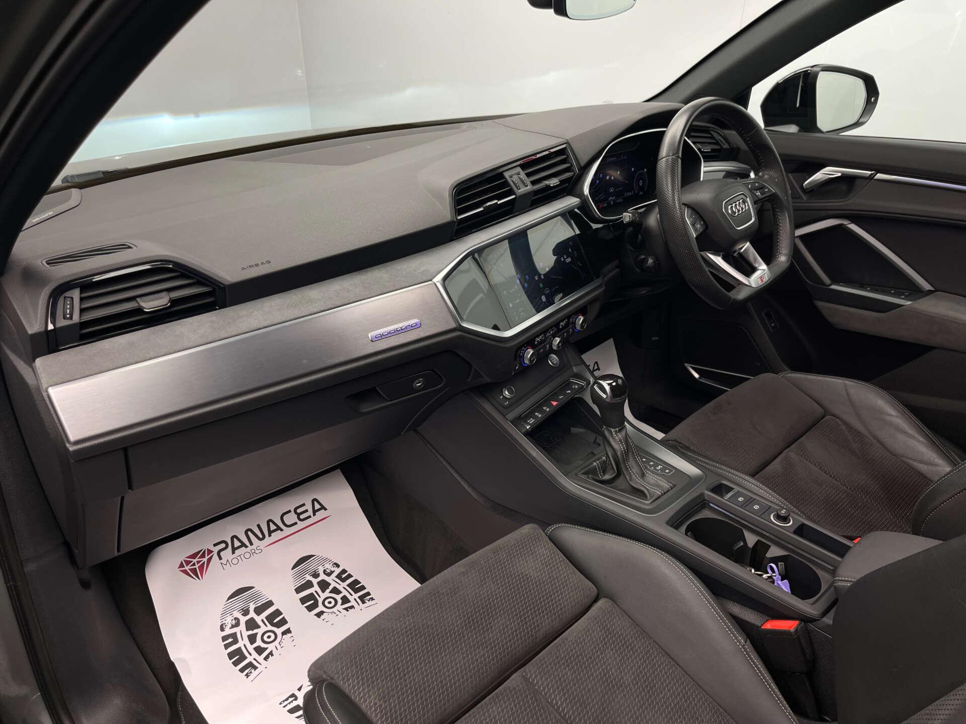 Audi Q3 view 41