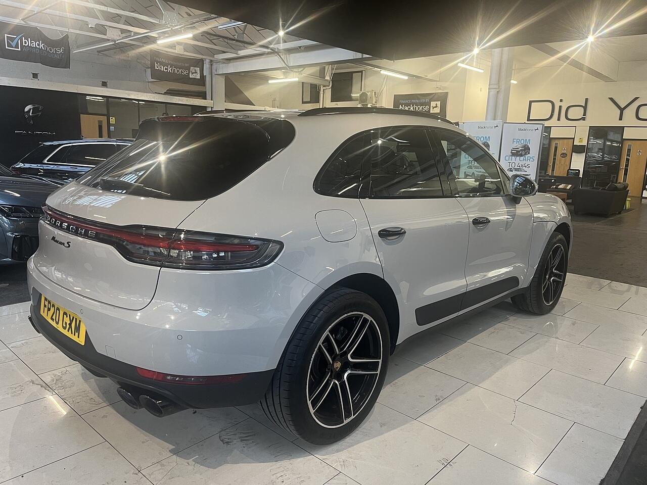 Porsche Macan view 8