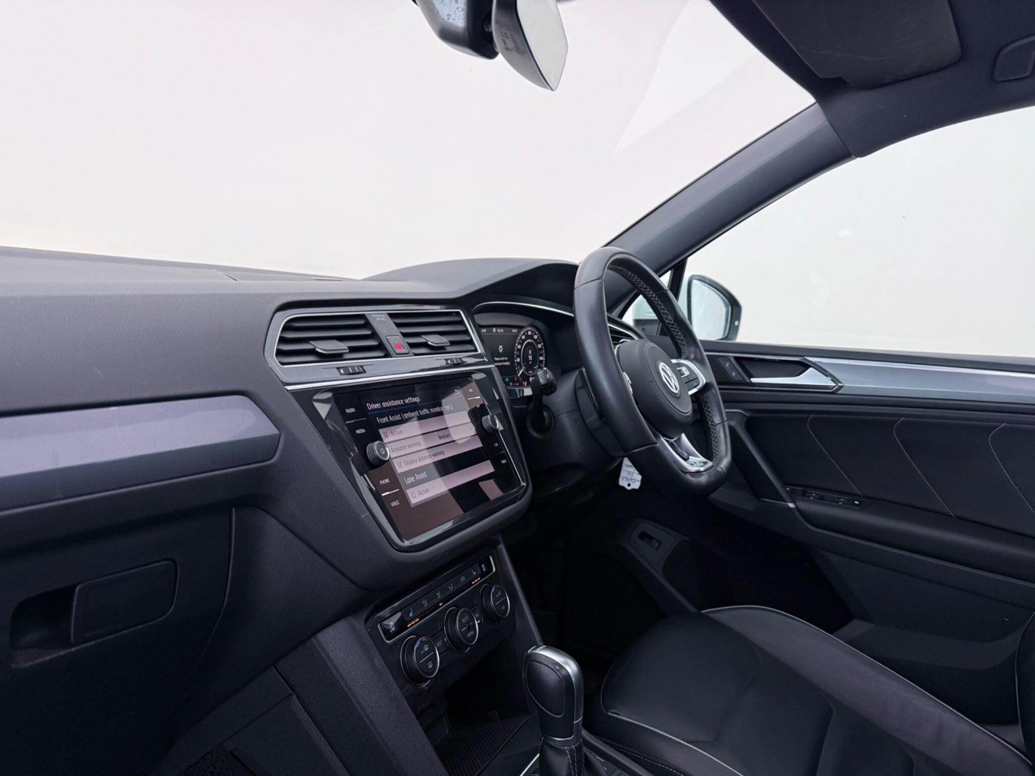 Volkswagen Tiguan view 4
