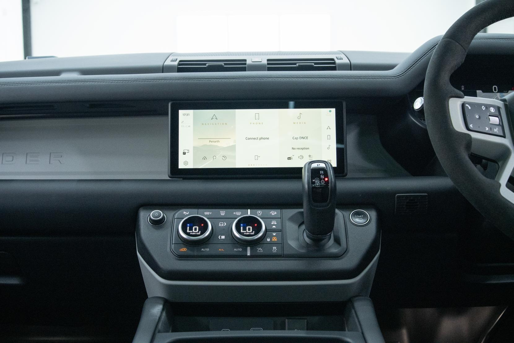 Land Rover Defender 110 view 14
