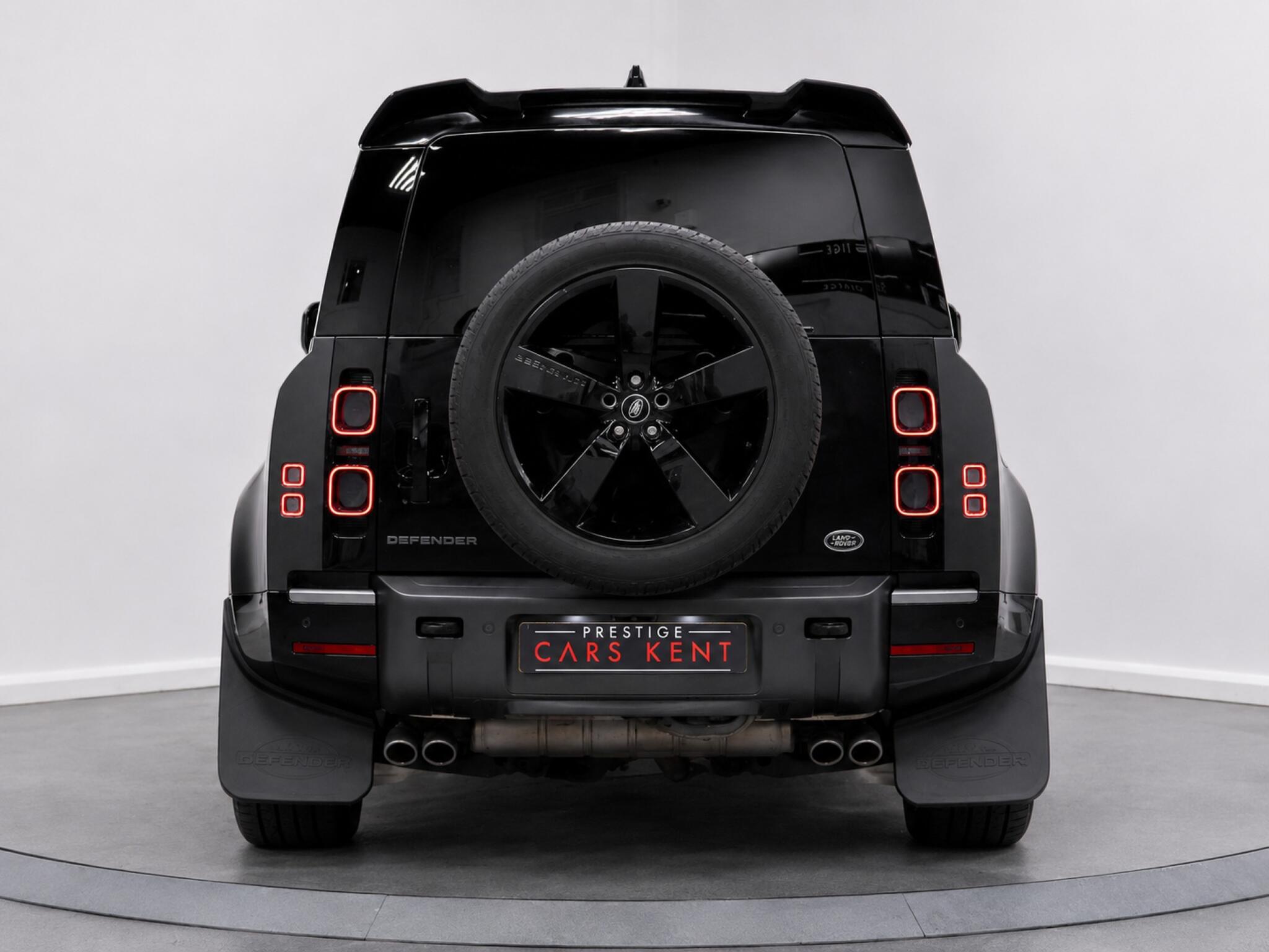 Land Rover Defender 110 view 19