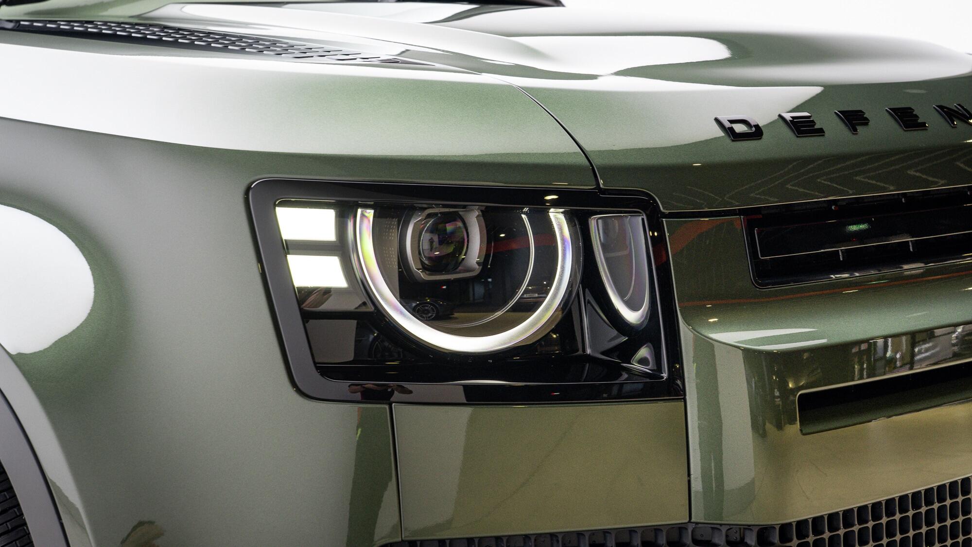Land Rover Defender 110 view 36