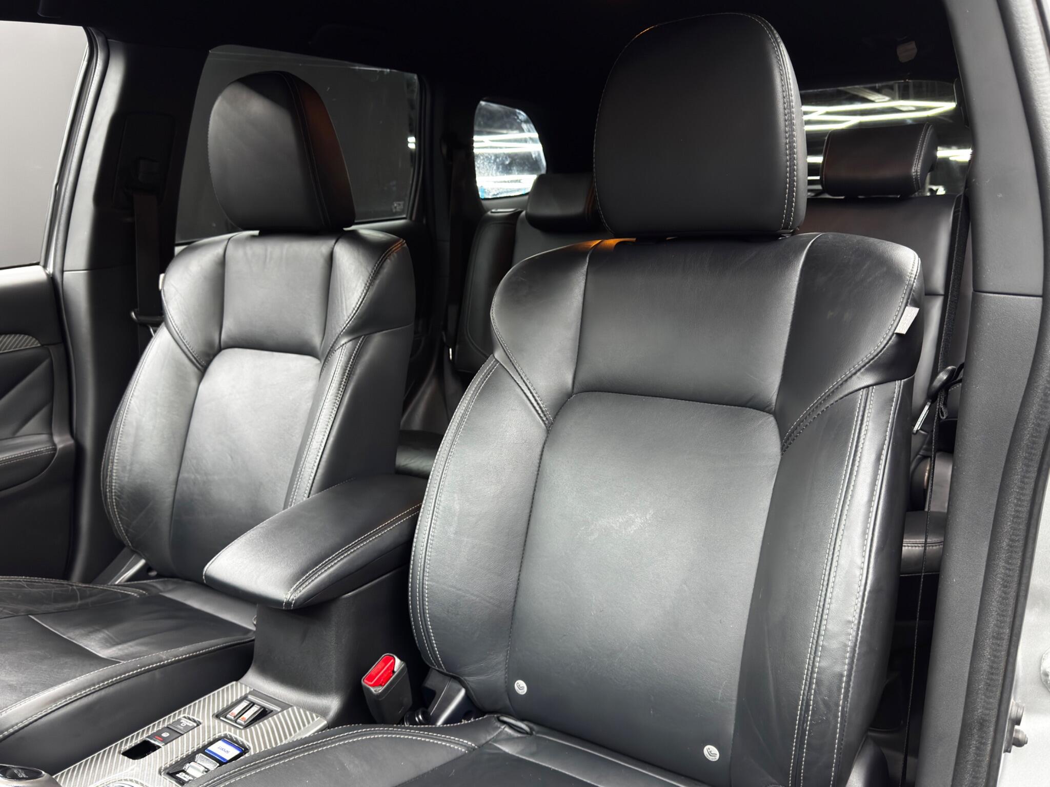 Mitsubishi Outlander view 14