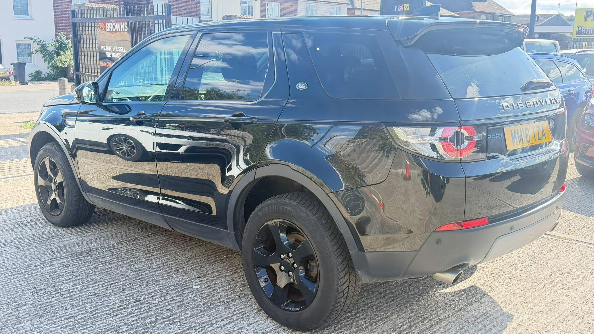Land Rover Discovery Sport view 4