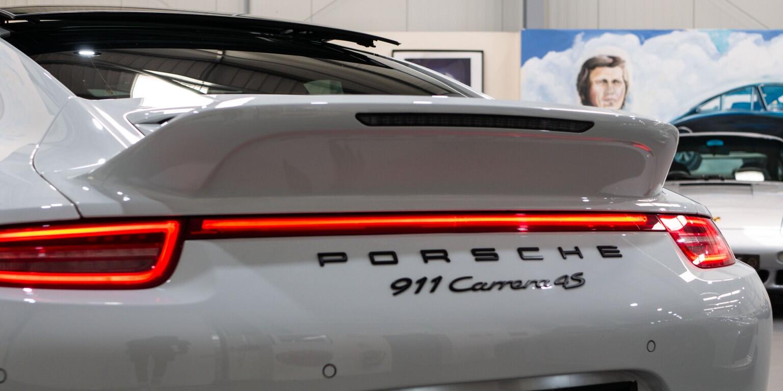 Porsche 911 view 60