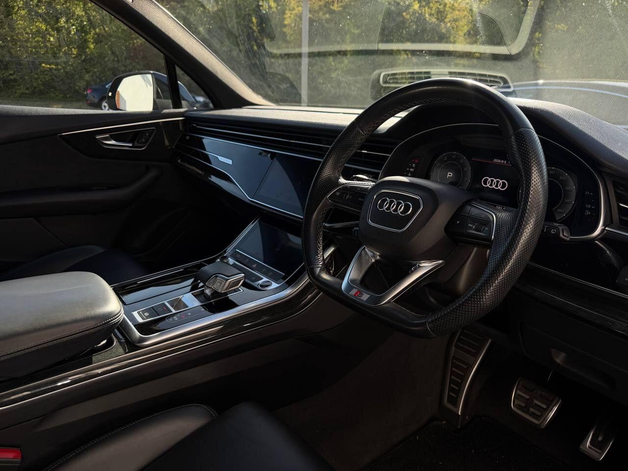 Audi Q7 view 10