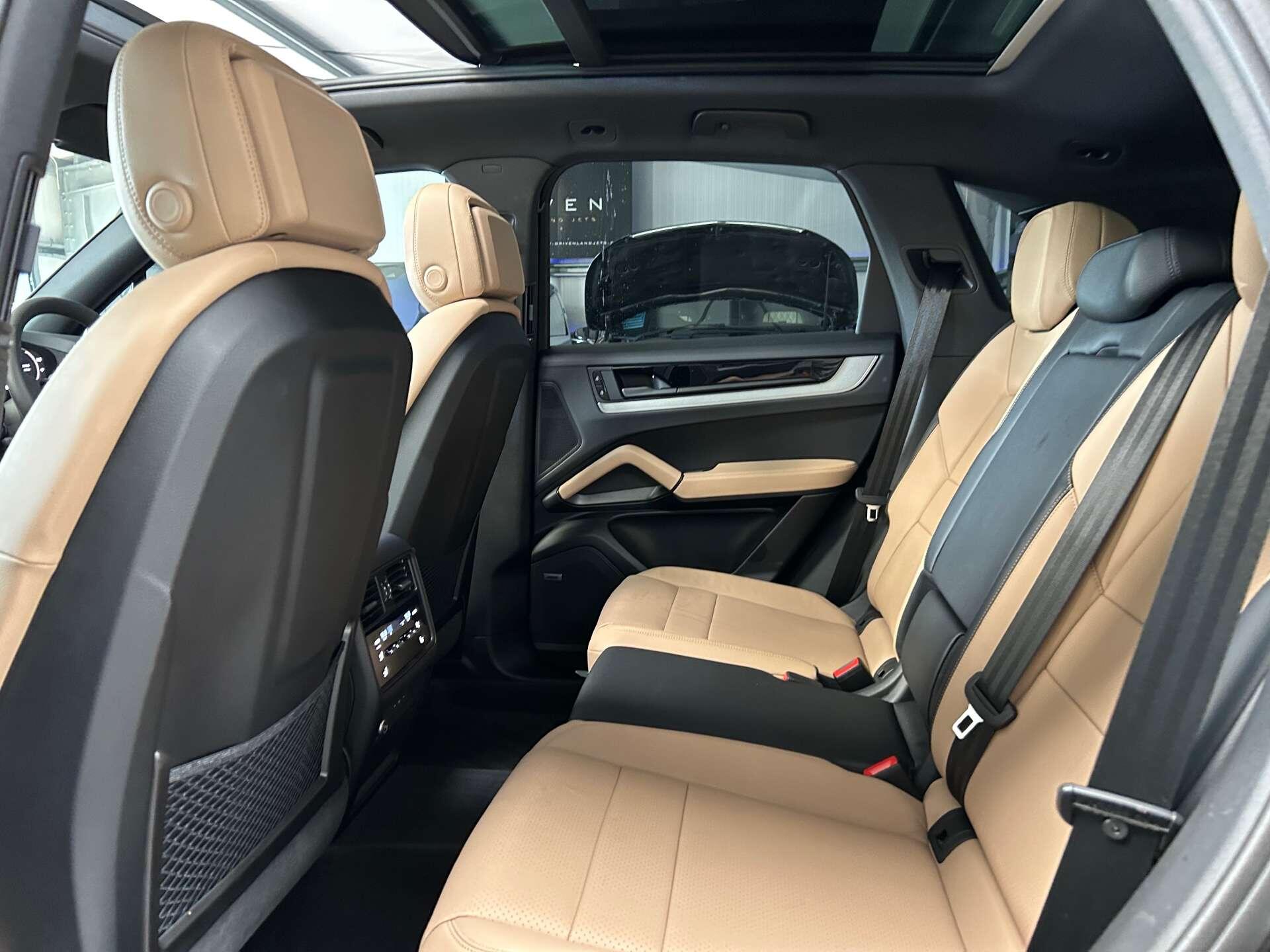 Porsche Cayenne view 32