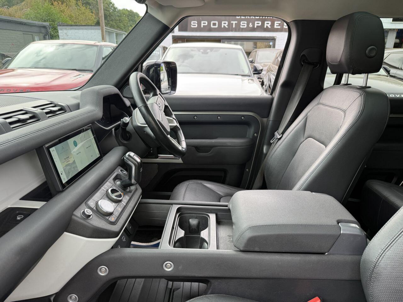 Land Rover Defender 110 view 29