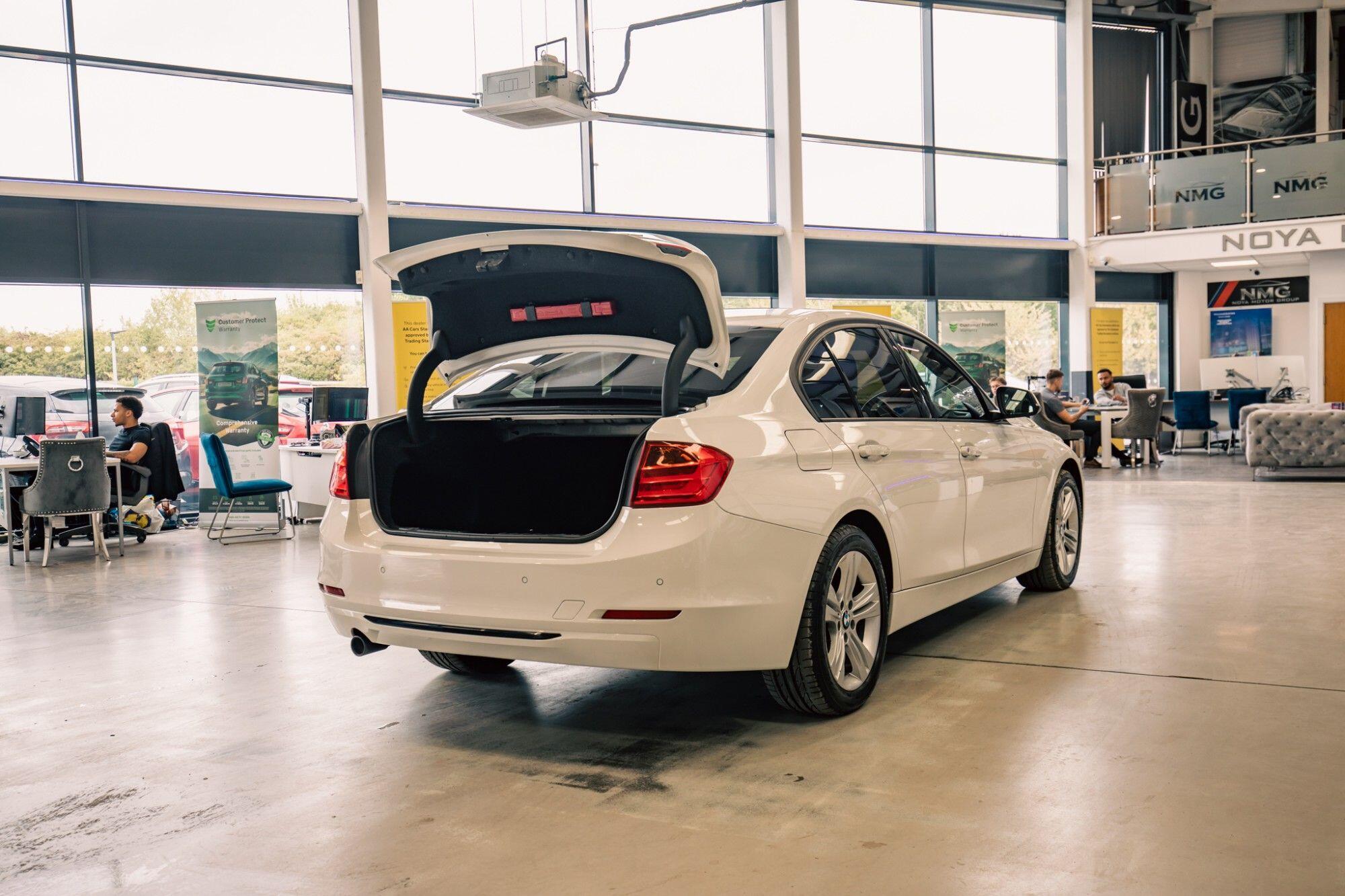 BMW 3 Series view 32