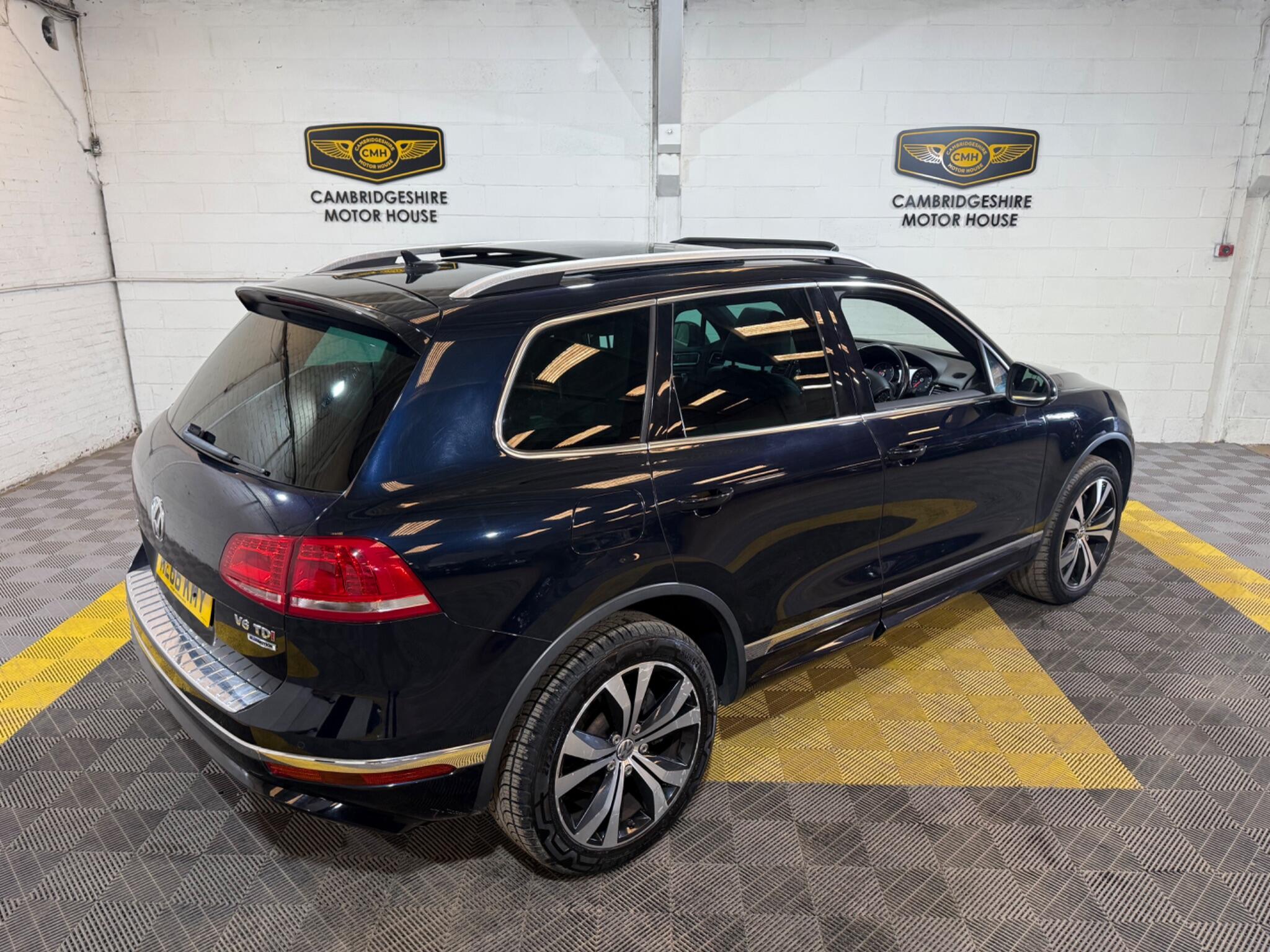 Volkswagen Touareg view 18