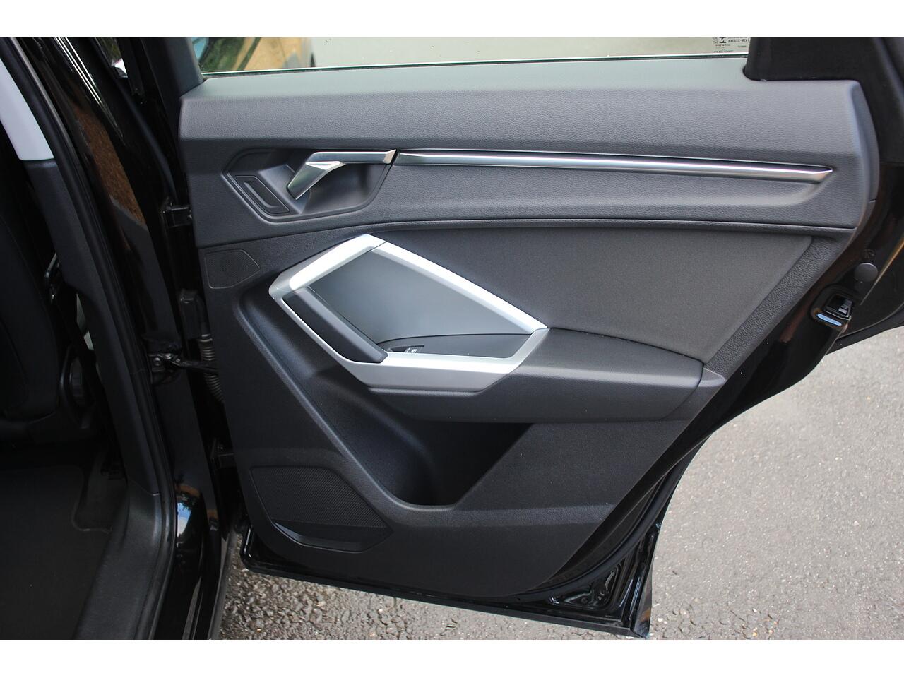 Audi Q3 view 32