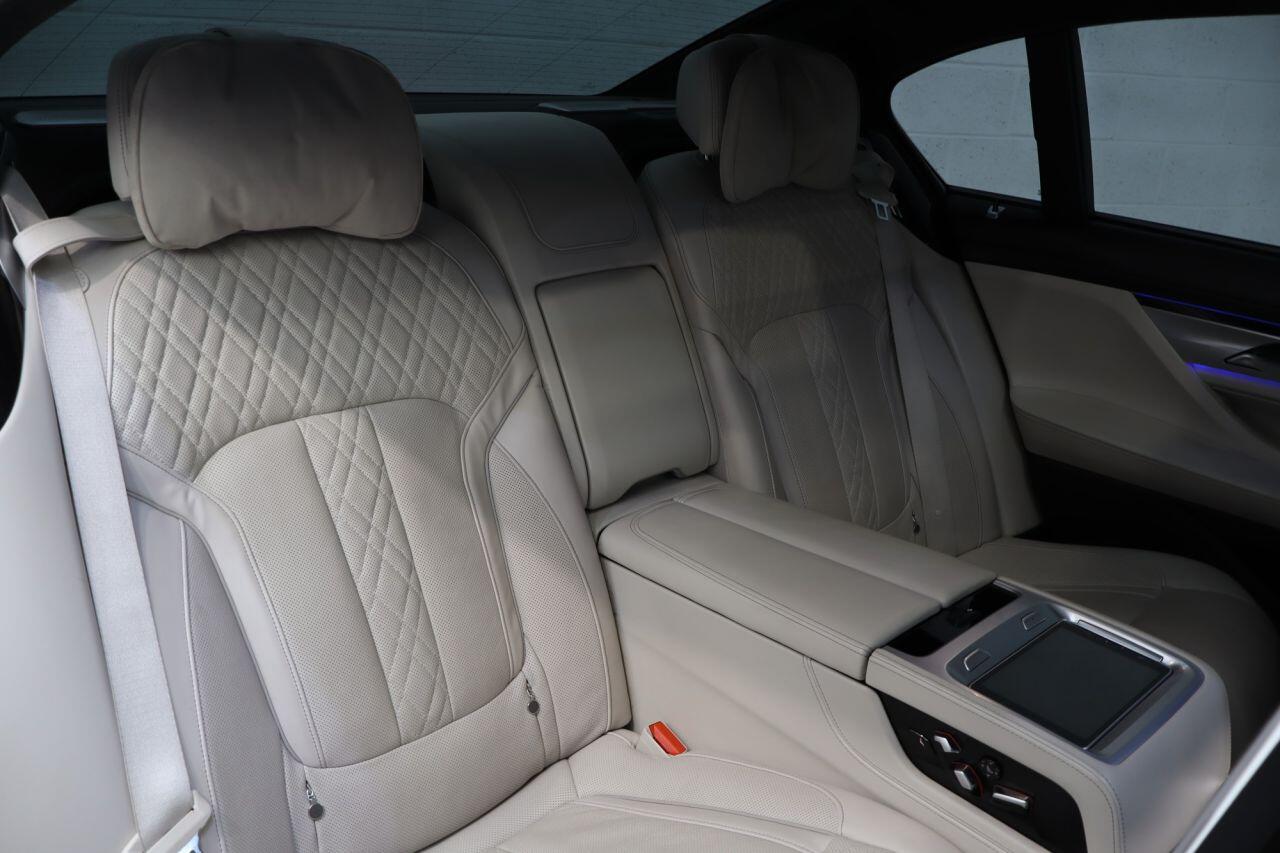 BMW 7 Series view 32