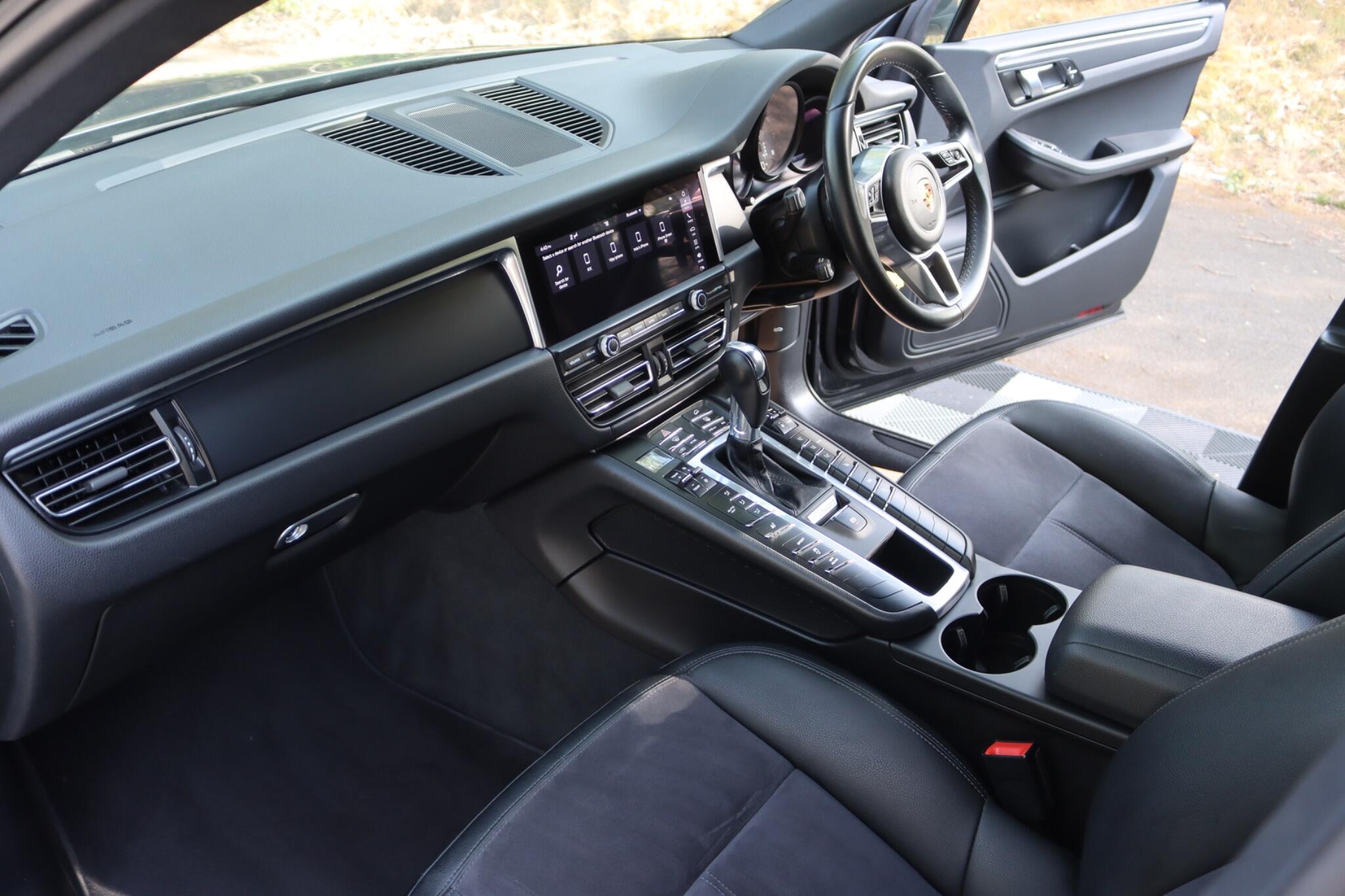 Porsche Macan view 3