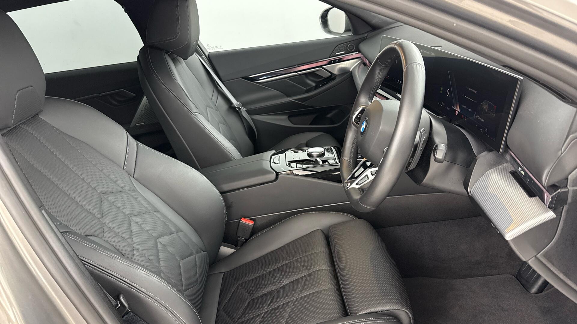 BMW 5 Series view 11