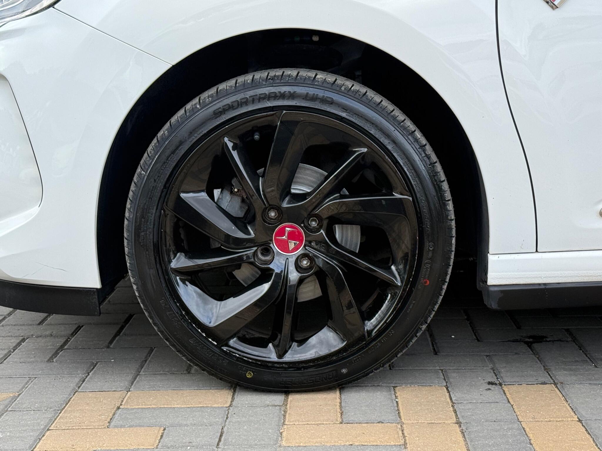 DS Automobiles DS 3 view 14