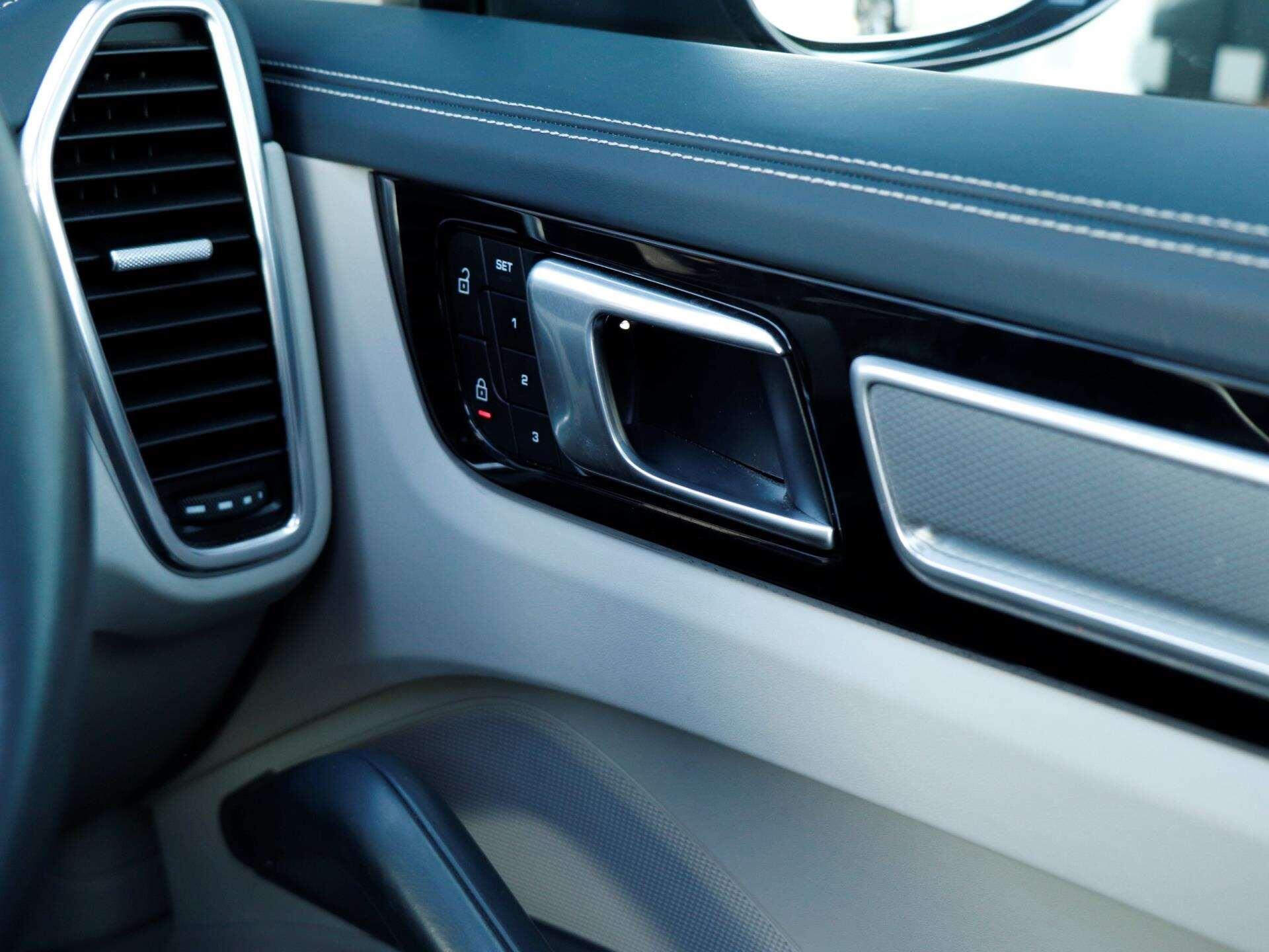 Porsche Cayenne view 20