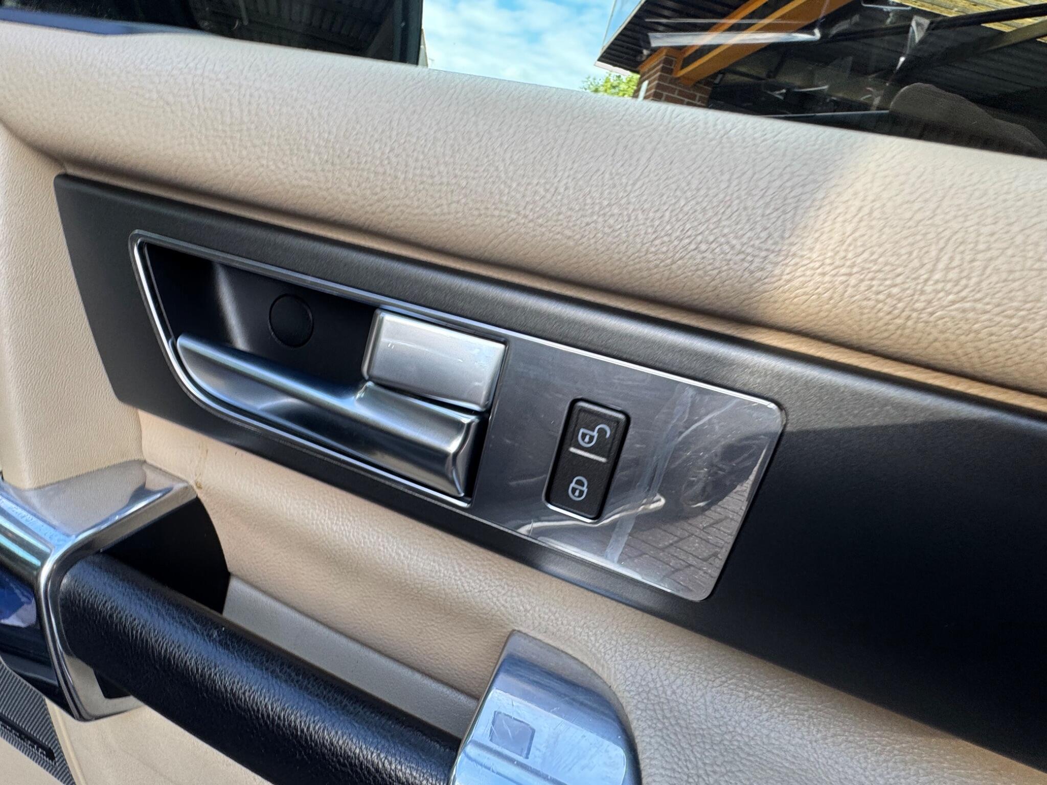 Land Rover Discovery 4 view 11