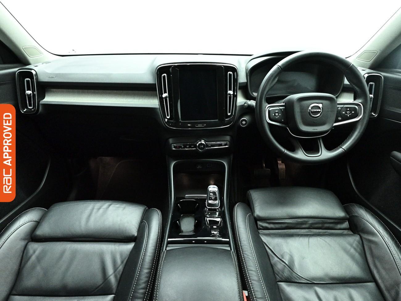 Volvo XC40 view 2