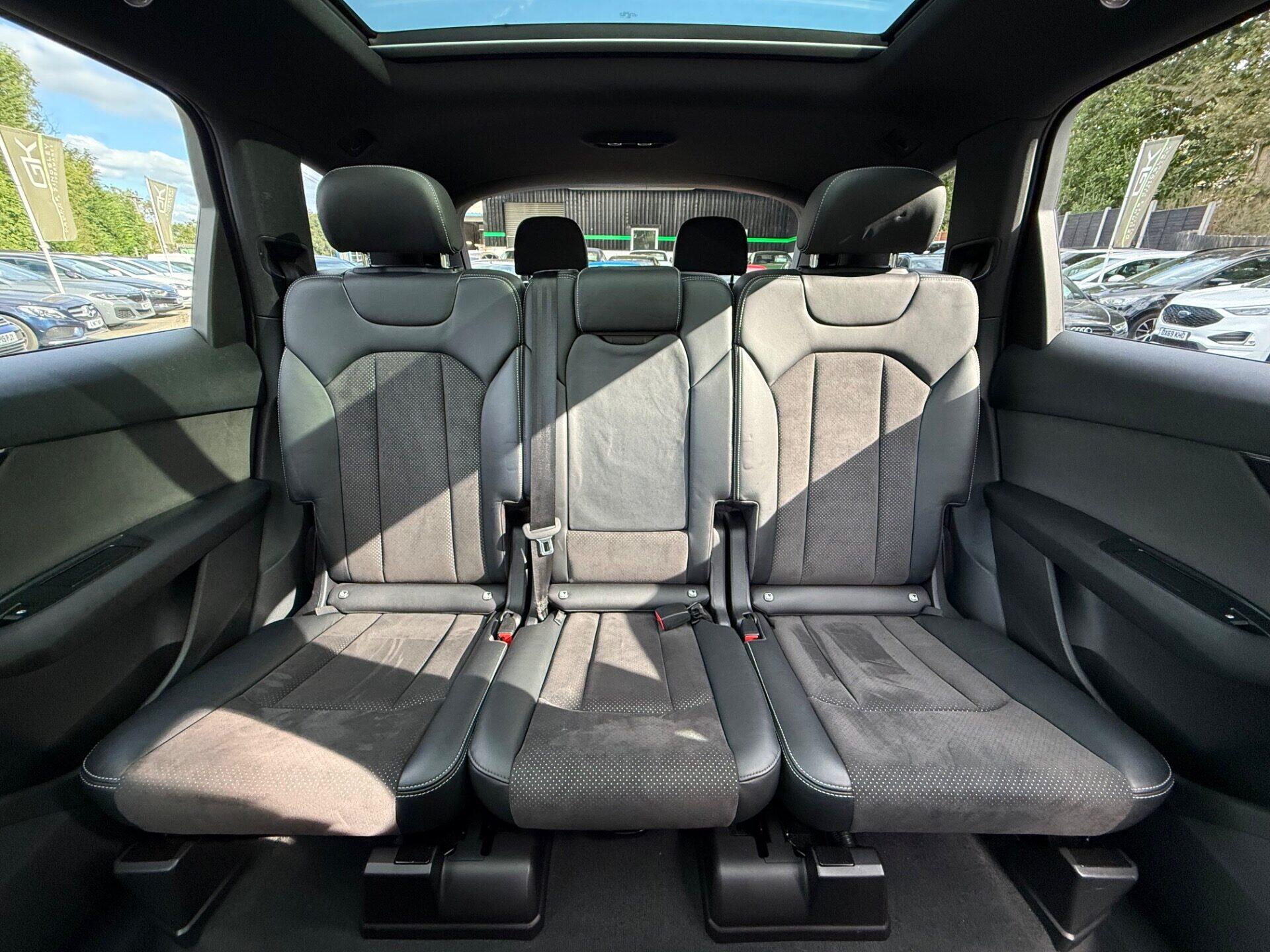 Audi Q7 view 16
