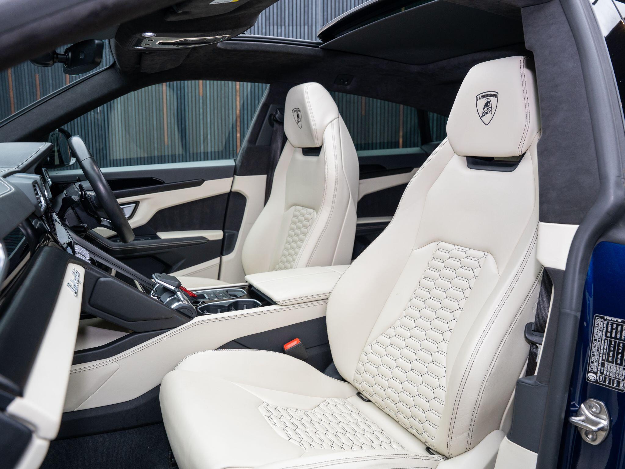 Lamborghini Urus view 36