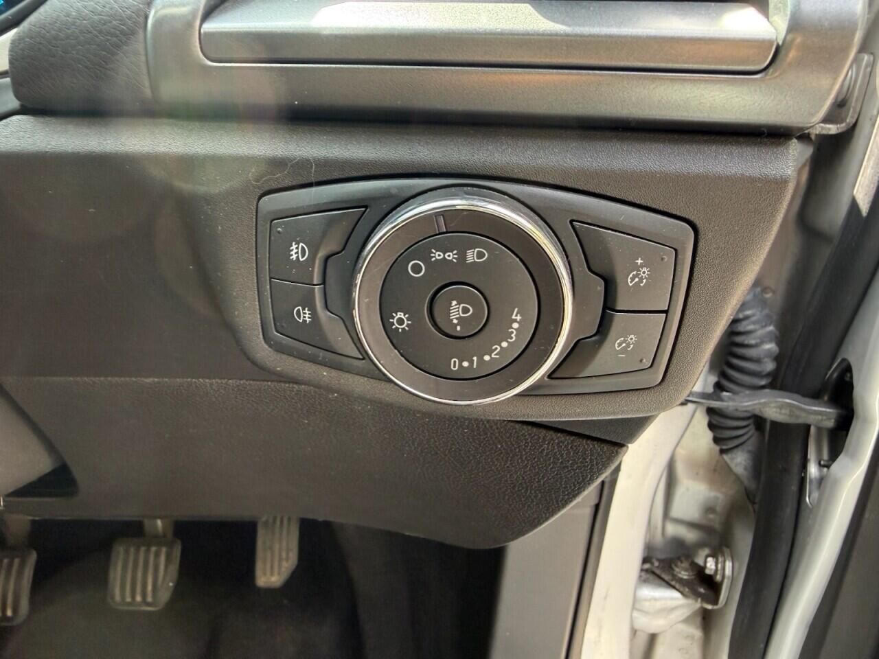 Ford Mondeo view 14